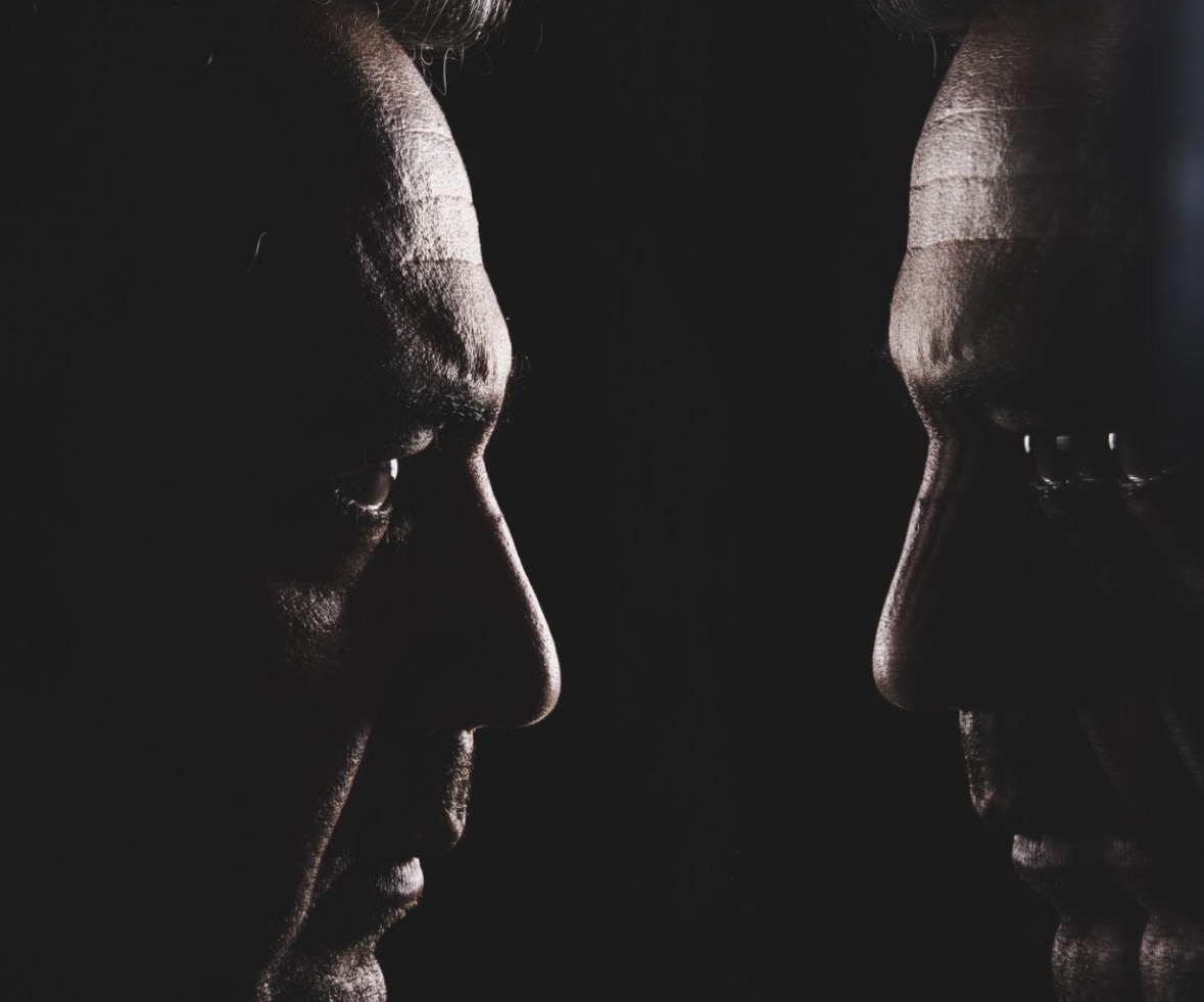 YÜZLER YÜREKLERE HİÇ BENZEMİYOR